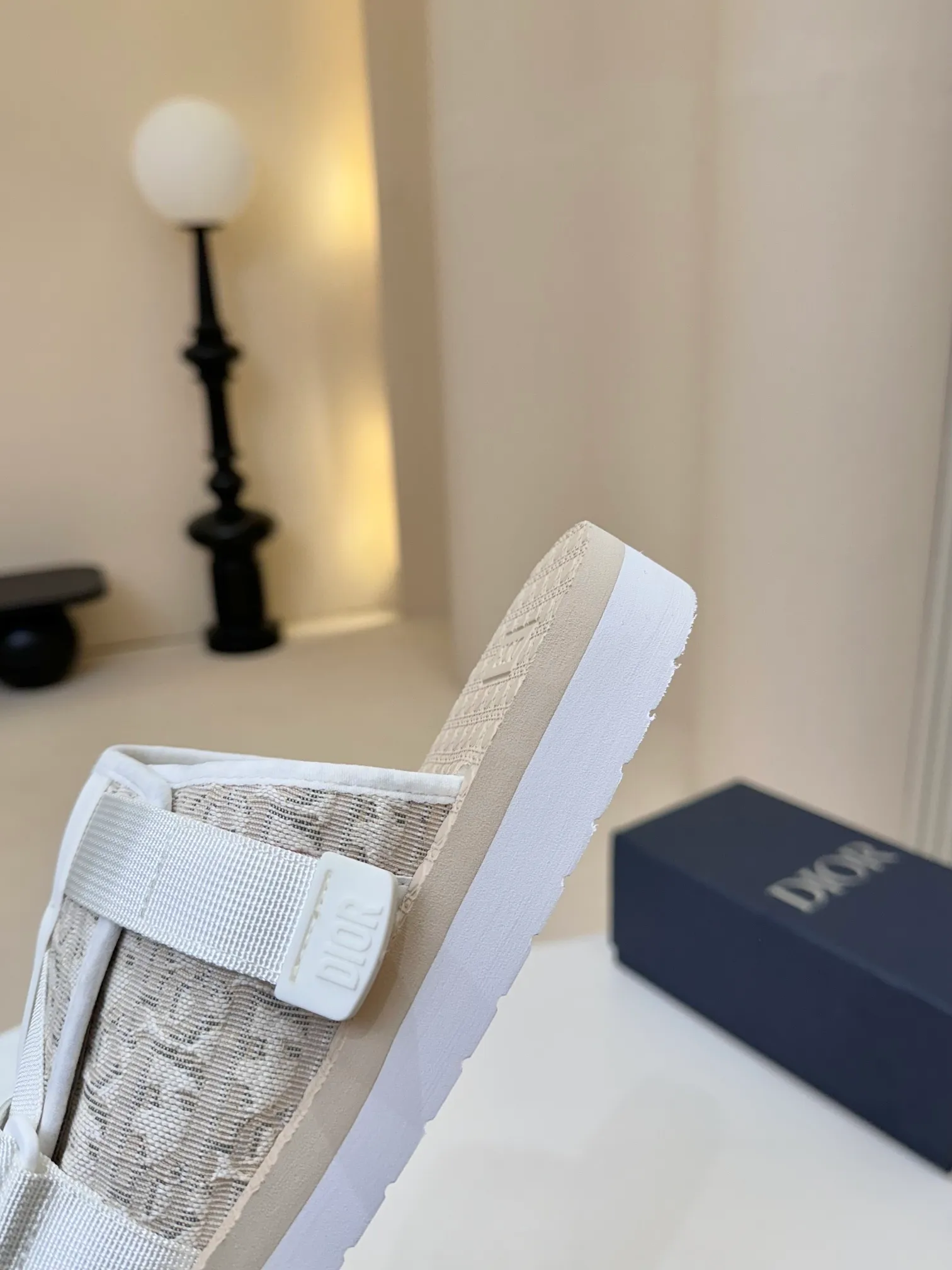 [Dior] P: 300💰 -Size: 38-46 Dior Dior D’s classic men’s slippers, high-end boutique, original material, pure cotton printed canvas upper, fine workmanship, super soft sole, casual, loose and comfortable, a must-have in summer!